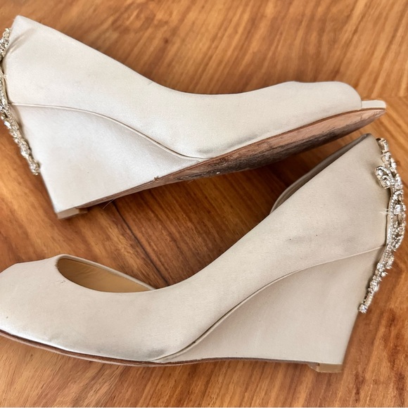 Badgely Mischka Cream Meagan Embellished Crystal Wedge Shoes Wedding Guest GUC - Picture 9 of 10